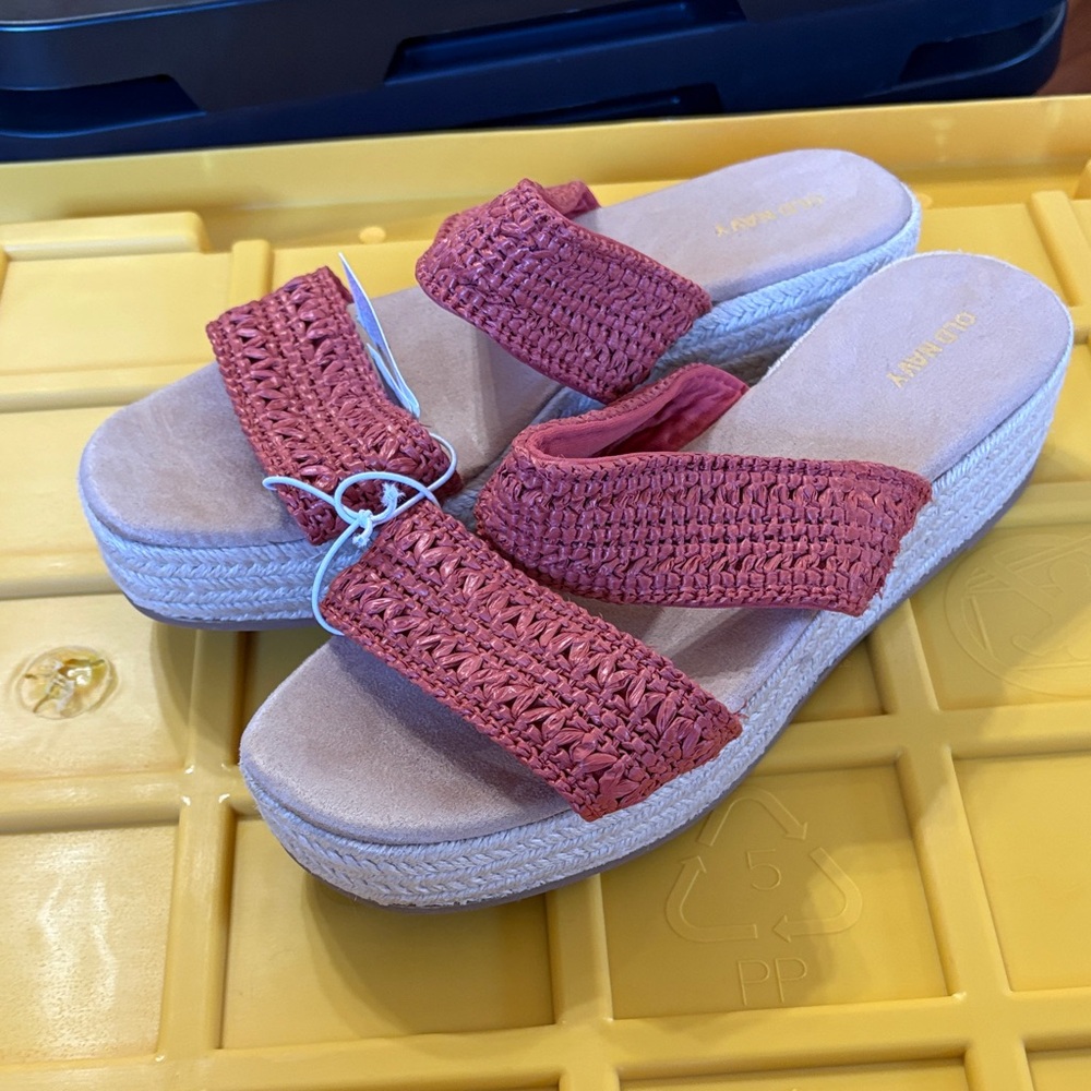 New Old Navy Red Woven Platform Sandals in a rust color